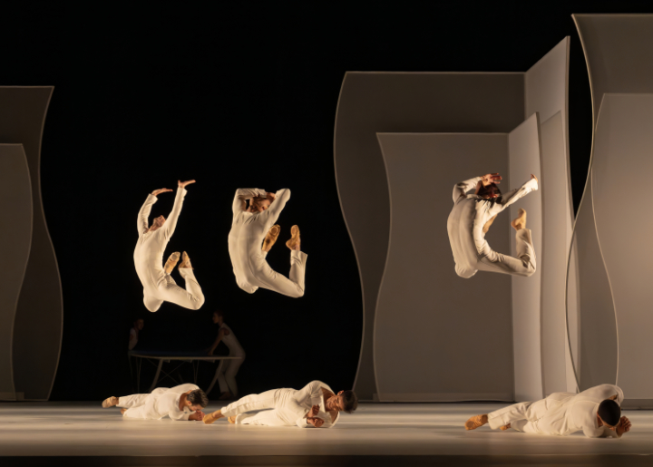 Staatstheater Nürnberg Ballett: "Les Noces“, im Bild: Obere Reihe: Mikhael Kinley, Edward Nunes, Nicolas Alcazar Untere Reihe: Jaime Segura, Juliano Toscana, Lucas Axel © Jesús Vallinas LesNoces4052