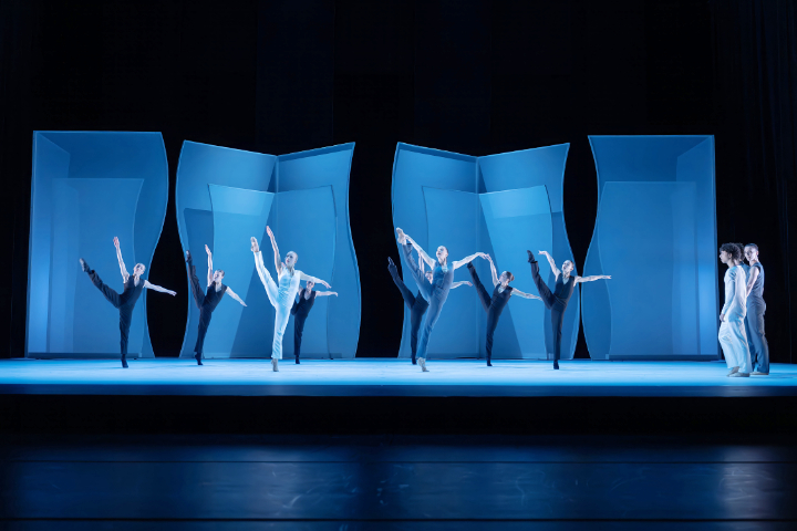 Staatstheater Nürnberg Ballett: "Les Noces“, im Bild: Lisa Van Cauwenbergh (Mitte) Luca Branca (rechts) mit Ensemble © Jesús Vallinas Les Noces06066