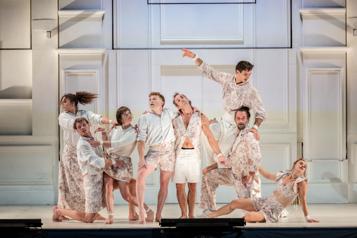 Cirque Le Roux: "Chiens et Louves" © Nikola Milatovic LeRoux1