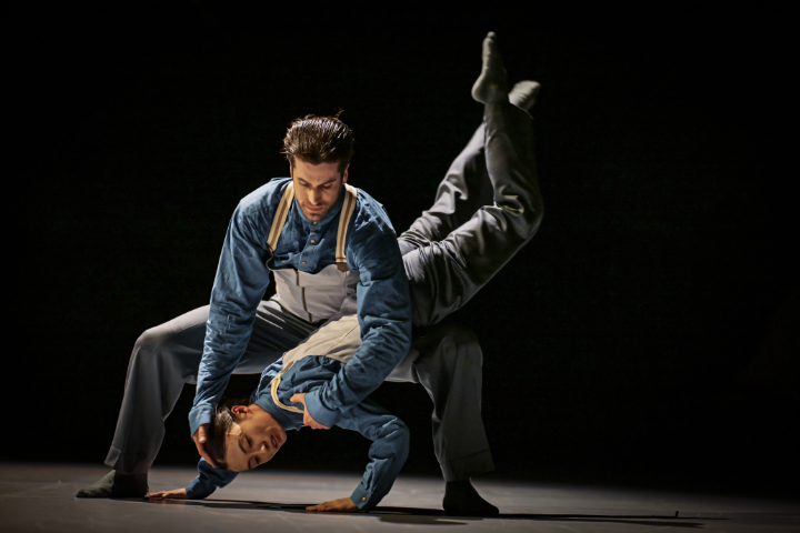 Ballett Graz: "Modern Times. Gravity of Iron", Ch: Giovanni Insaudo, Tanz: Nimrod Poles, Yuka Eda © Andreas Etter Gravity3