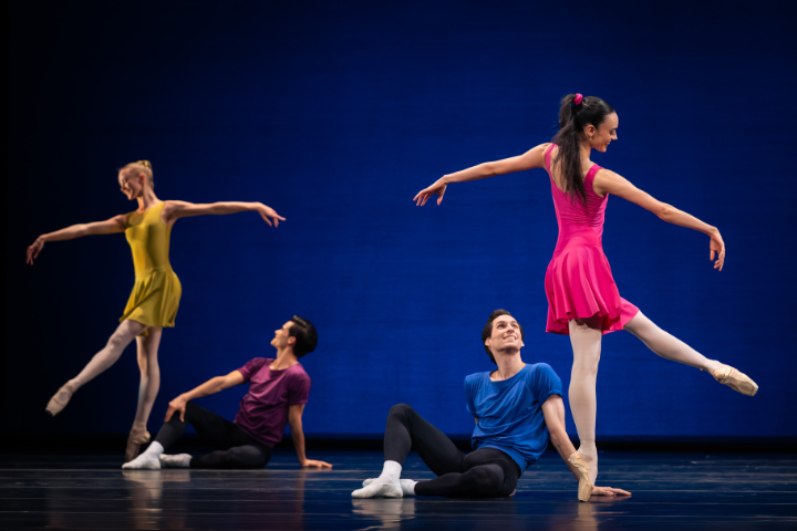 Wiener Staatsballett: "Interplay", Ch: Jerome Robbins; Tänzer*innen: Yelyzaveta Lavozska, Václav Lamparter, Arne Vandervelde, Natalia Butchko © Ashley Taylor Robbins1