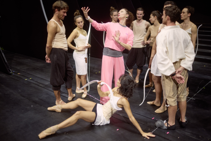 "La Calisto": Beate Vollack (Choreografie), Jake Arditti (Satirino / Furia I), Tänzer*innen © Peter M. Mayr (Probenfoto) La Calisto,_ Proben