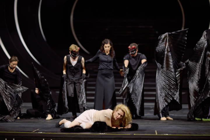 "La Calisto": Vera-Lotte Boecker (Calisto), Arnaud Gluck (Endimione / Furia II) Giuseppina Bridelli (Giunone / L’Eternitá), Jake Arditti (Satirino / Furia I), Tänzer*innen © Peter M. Mayr (Probenfoto) La Calisto,_ Proben