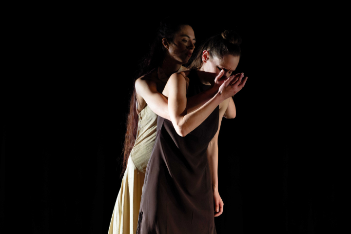 Ann-Kathrin Adam und Hannah Charlotte Nürnberg in „Was bleibt“ © Gerold Fiechtl Wasbleibt