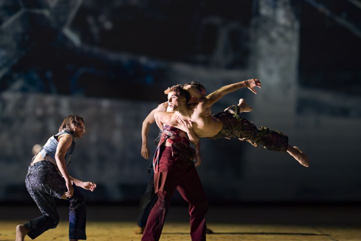 Ballett Graz: "Romeo und Julia", Ch: Etienne Béchard. Christoph-Schaller als Benvolio, Tommaso Bracci (Mercutio), Thibaut Lucas Nury (Tybalt) © Werner Kmetitsch. Oper Graz Romeo2